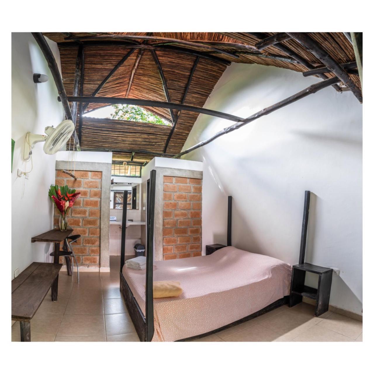 Hostal La Media Luna ปาโลมิโน ภายนอก รูปภาพ